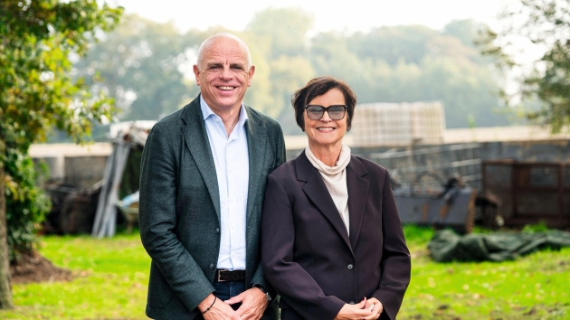 Oetker und Gopper testen Wege zu klimafreundlicherer Milchproduktion - Heinrich Gropper, Inhaber und Geschäftsführer der Molkerei Gropper, und Claudia Willvonseder, Mitglied der Geschäftsführung bei Dr. Oetker - Quelle: Dr. August Oetker Nahrungsmittel KG
